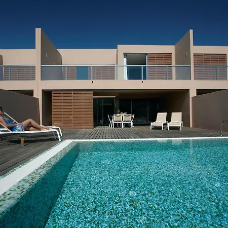 Luxury 2 Bedroom Near Salgados 기아